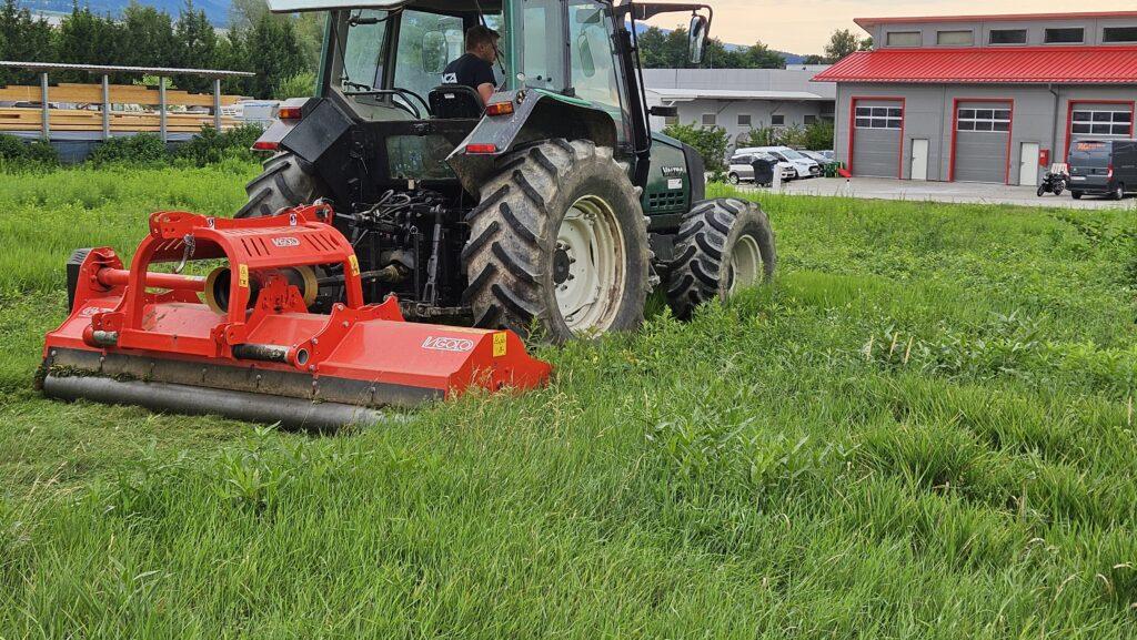 Ein Schlegelmulcher dient zum Mähen und Zerkleinern (Mulchen) von hohem Gras, Wiesen, Gestrüpp oder Pflanzenresten.