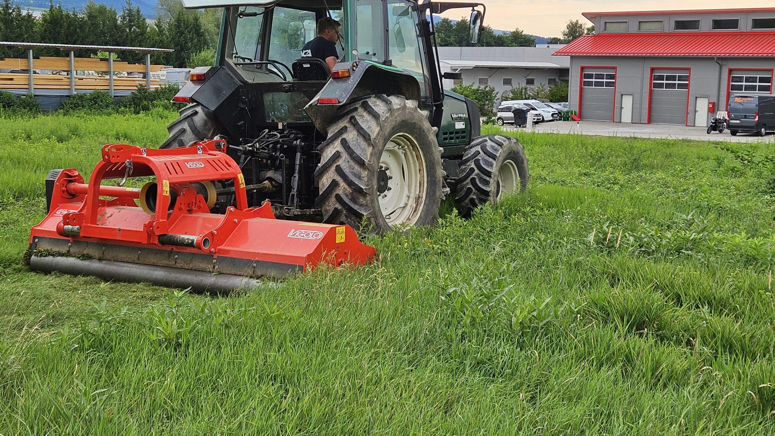 Ein Schlegelmulcher dient zum Mähen und Zerkleinern (Mulchen) von hohem Gras, Wiesen, Gestrüpp oder Pflanzenresten.